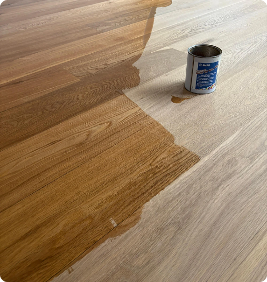 Holzdielen werden teilweise mit Klarlack versiegelt, zeigt unbehandelten und glänzend versiegelten Parkettboden – Bodenpflege