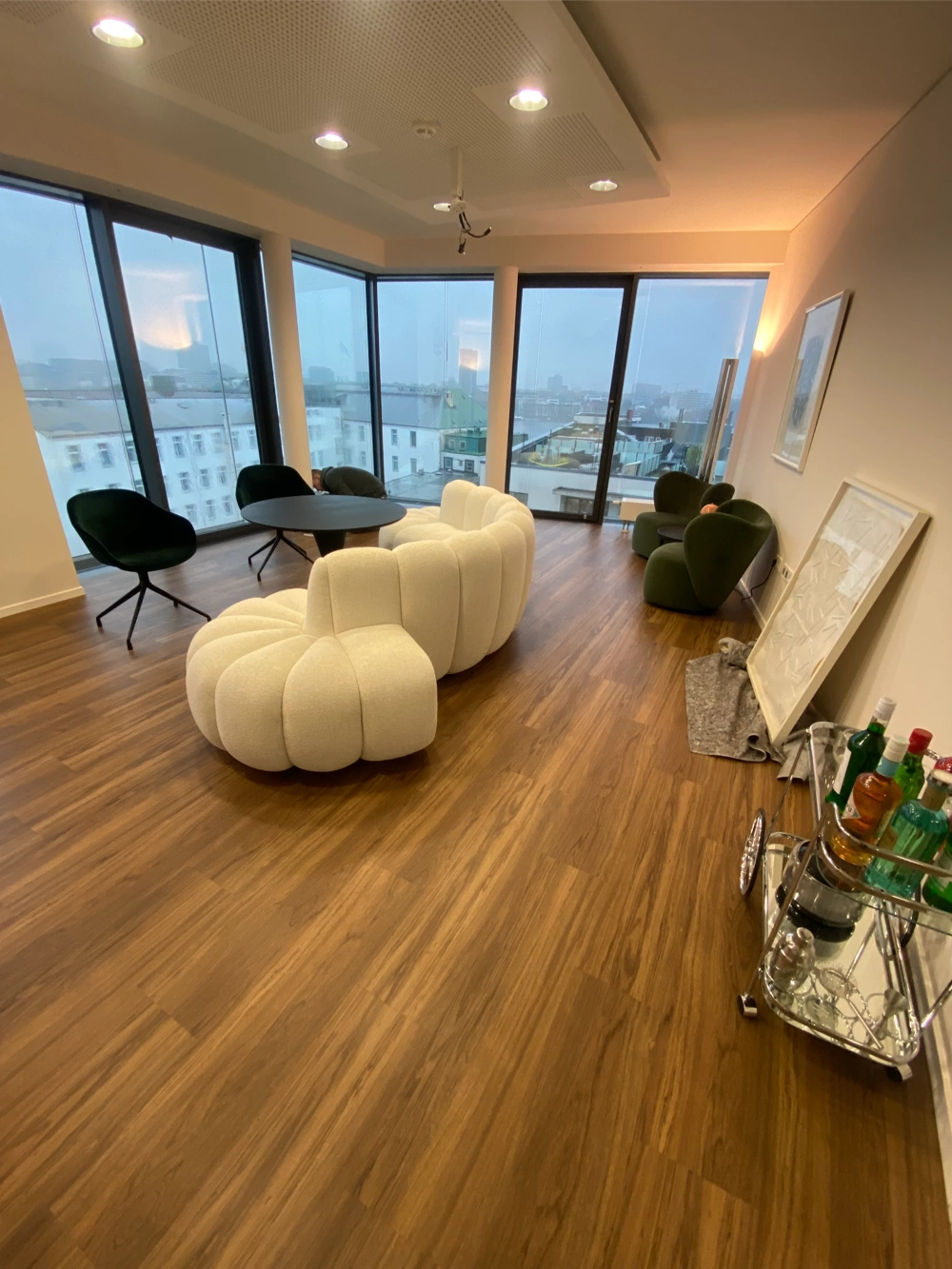 Modernes Büro mit Loungemöbeln auf frisch verlegtem Holzfußboden, Boden verlegen