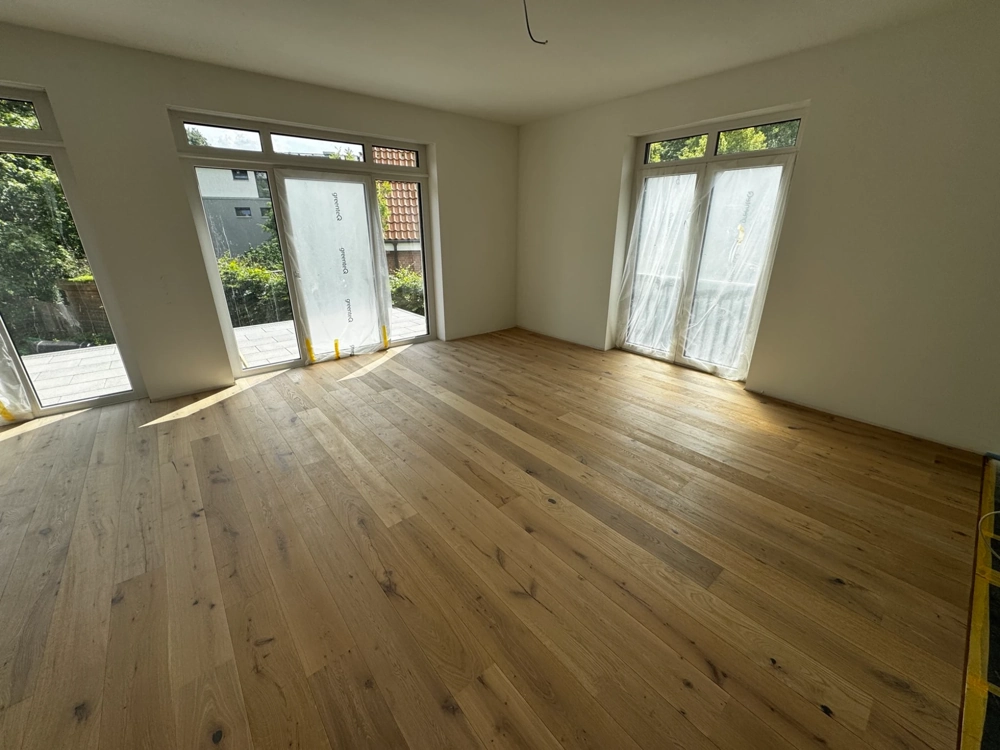 Großer, heller Raum mit neu verlegtem Eichenparkett und bodentiefen Fenstern, Parkett verlegen