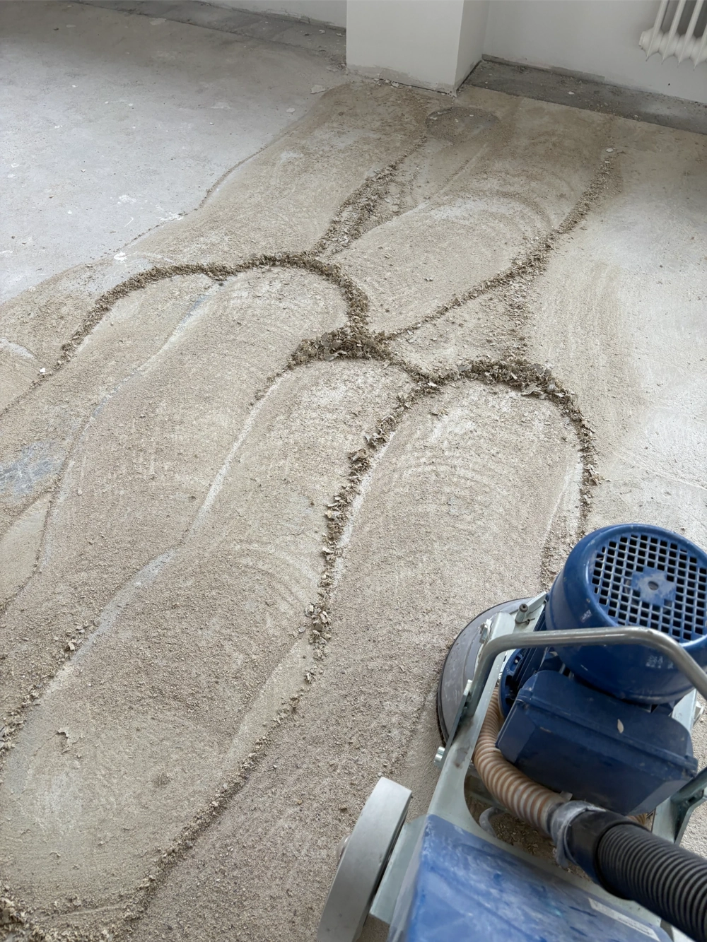 Maschinelles Boden schleifen auf freigelegtem Estrich mit Industrieschleifer