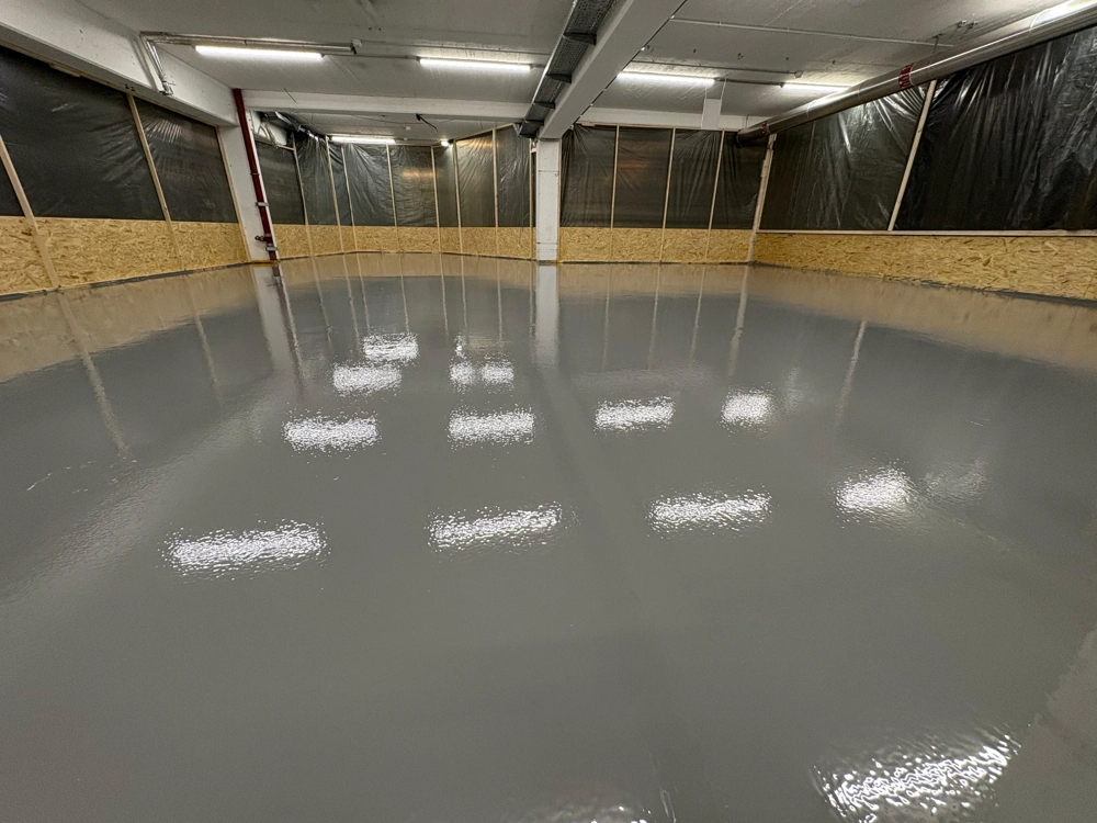 Großflächiger Epoxidharzboden in frisch beschichteter Industriehalle