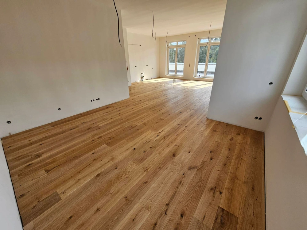 Geräumiges Zimmer mit frisch verlegtem Eichenparkett, Parkett verlegen